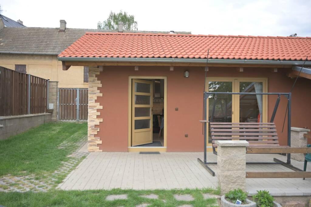 Utulny Domek V Zahrade V Unhosti Nedaleko Letiste Bagian luar foto